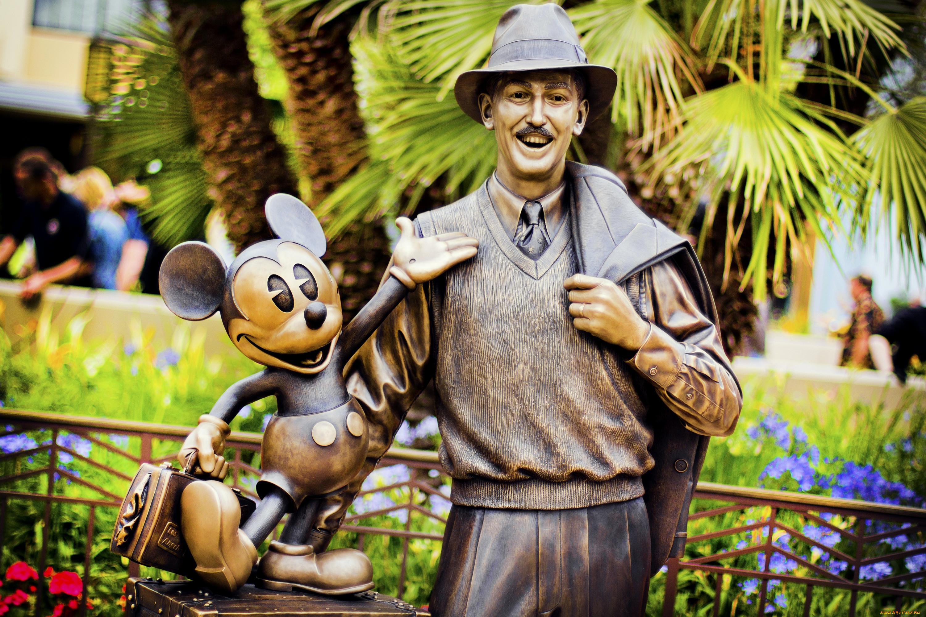 Walt disney. Уолт Дисней Диснейленд. Статуя Уолта Диснея. Памятник Уолту Диснею и Микки Маусу. Статуя Уолт Дисней и Микки Маус.